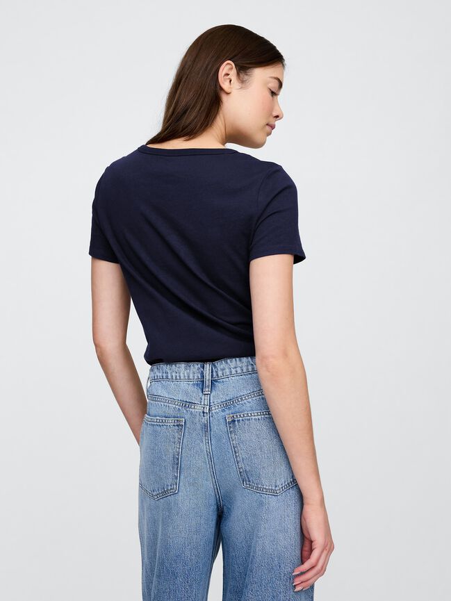 تي شيرت المفضل برقبة V gap تي شيرت المفضل برقبة v